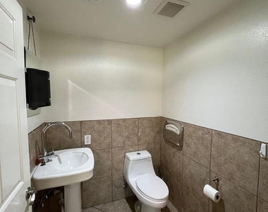 1613 W Mountain View Road - Photo Thumbnail 11