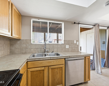 10411 N 11th Avenue - Photo Thumbnail 8