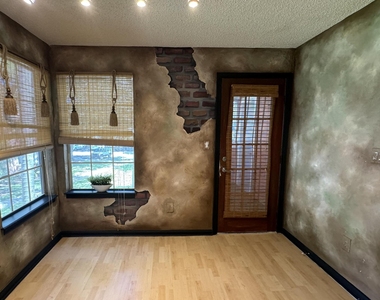 1011 Crystal Way - Photo Thumbnail 6