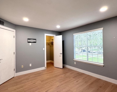 1011 Crystal Way - Photo Thumbnail 8