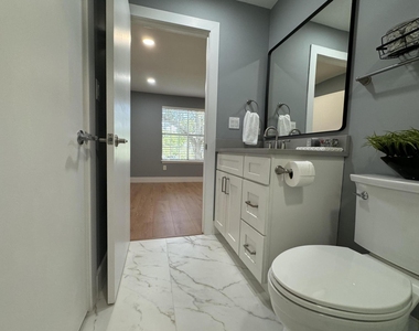 1011 Crystal Way - Photo Thumbnail 10