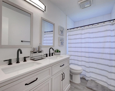 543 Se Greenway Terrace - Photo Thumbnail 10