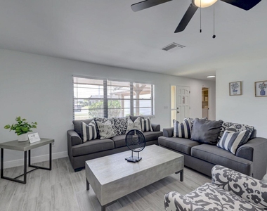 543 Se Greenway Terrace - Photo Thumbnail 1