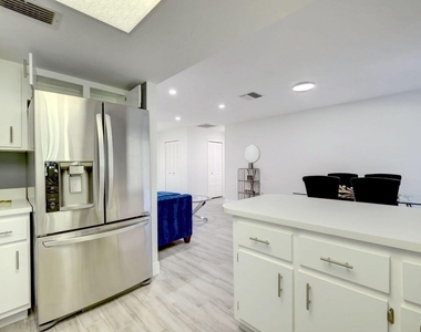 543 Se Greenway Terrace - Photo Thumbnail 8