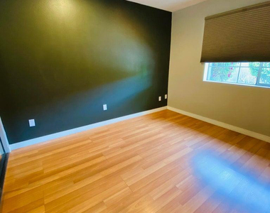 1850 E Maryland Avenue - Photo Thumbnail 3