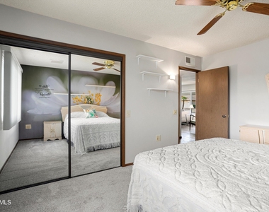 12543 W Parkwood Drive - Photo Thumbnail 16