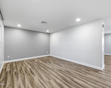 10617 W Daley Lane - Photo Thumbnail 2