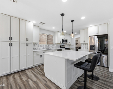 10617 W Daley Lane - Photo Thumbnail 8