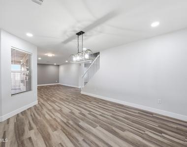 10617 W Daley Lane - Photo Thumbnail 7