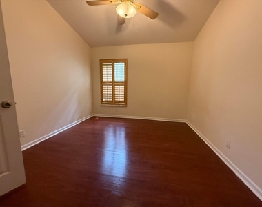 1083 Woodfield Road - Photo Thumbnail 13