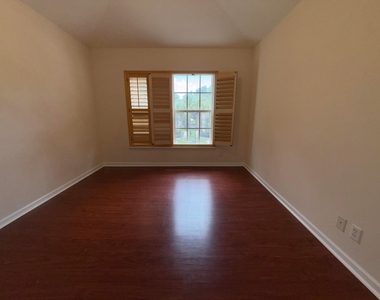 1083 Woodfield Road - Photo Thumbnail 14