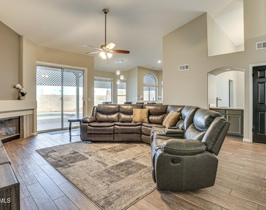 3946 N 112th Avenue - Photo Thumbnail 2