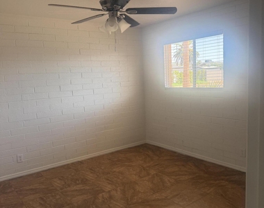7001 E Wilshire Drive - Photo Thumbnail 8