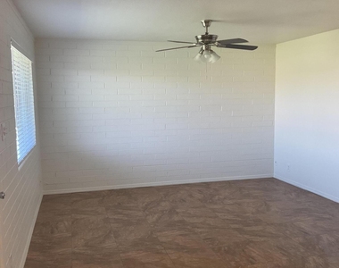 7001 E Wilshire Drive - Photo Thumbnail 3