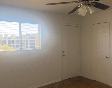 7001 E Wilshire Drive - Photo Thumbnail 9