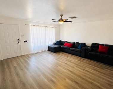 4038 N 81st Street - Photo Thumbnail 4