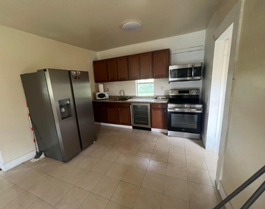 421 N 10th Street - Photo Thumbnail 3