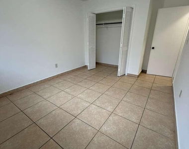 4796 E 10th Avenue - Photo Thumbnail 6