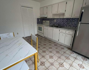 4796 E 10th Avenue - Photo Thumbnail 7