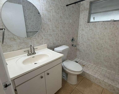 4796 E 10th Avenue - Photo Thumbnail 5
