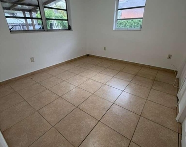 4796 E 10th Avenue - Photo Thumbnail 4