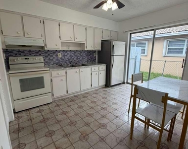 4796 E 10th Avenue - Photo Thumbnail 8