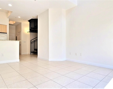 801 S Olive Avenue - Photo Thumbnail 3