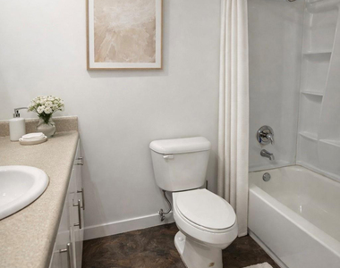 1142 Ne 4th Avenue - Photo Thumbnail 2