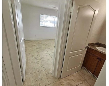 677 Ne 24th Street - Photo Thumbnail 5