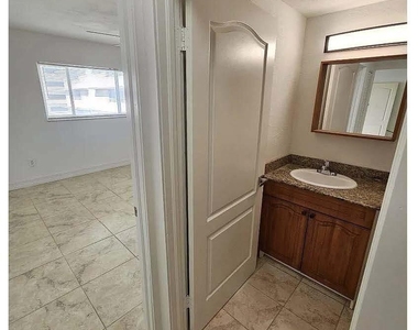 677 Ne 24th Street - Photo Thumbnail 13