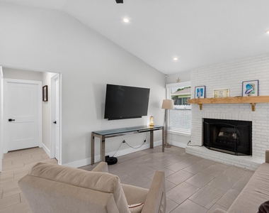 272 Sw Fairchild Avenue - Photo Thumbnail 4