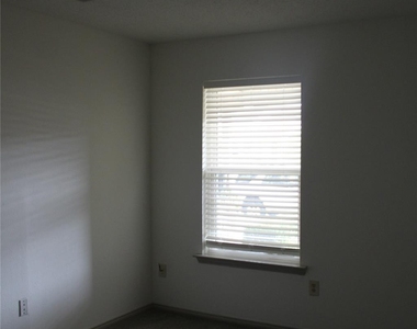 2021 Towngate Drive - Photo Thumbnail 7