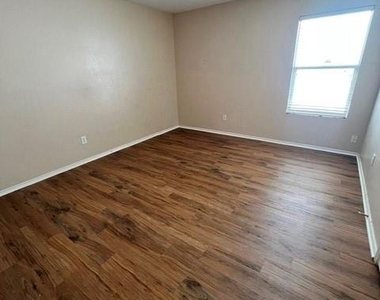 1060 Mosaic Drive - Photo Thumbnail 6