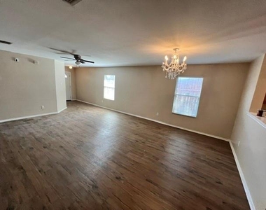 1060 Mosaic Drive - Photo Thumbnail 2