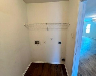 1060 Mosaic Drive - Photo Thumbnail 10