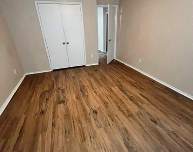 1060 Mosaic Drive - Photo Thumbnail 8