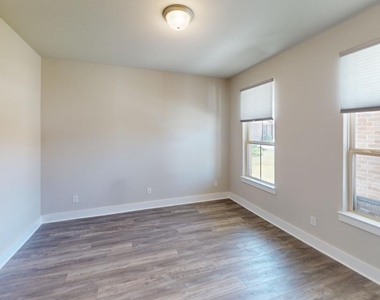 2600 Briarhurst Court - Photo Thumbnail 4