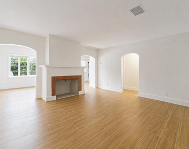 400 E Royal Palm Road - Photo Thumbnail 4