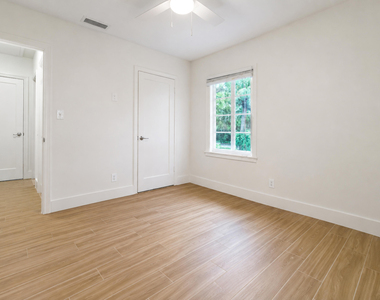 400 E Royal Palm Road - Photo Thumbnail 1