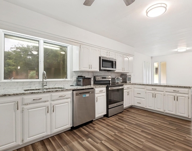 4315 Woodstock Drive - Photo Thumbnail 15