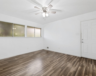 4315 Woodstock Drive - Photo Thumbnail 19