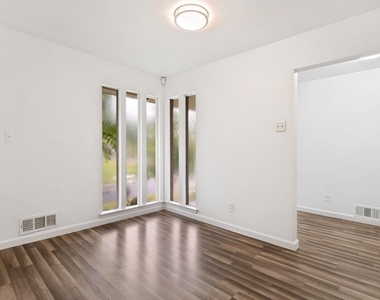 4315 Woodstock Drive - Photo Thumbnail 18