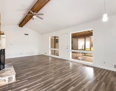 4315 Woodstock Drive - Photo Thumbnail 7