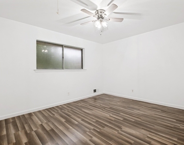 4315 Woodstock Drive - Photo Thumbnail 21