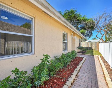 5361 Nw 90th Avenue - Photo Thumbnail 3