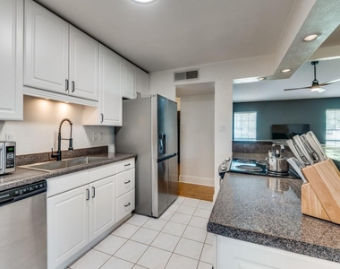 305 Westover Drive - Photo Thumbnail 5