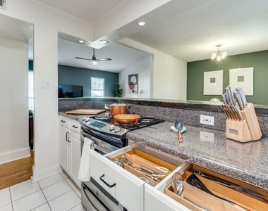 305 Westover Drive - Photo Thumbnail 6