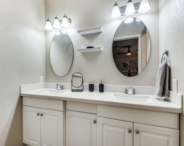 305 Westover Drive - Photo Thumbnail 12