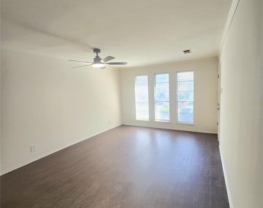 7308 Sanger Avenue - Photo Thumbnail 10