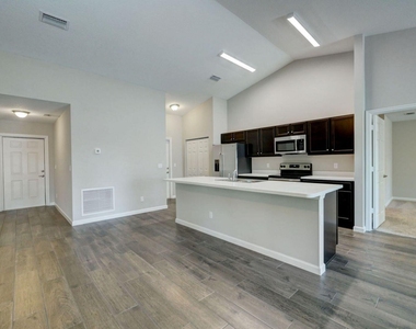 1913 Sw Swift Avenue - Photo Thumbnail 1